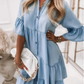 Sommarklänning med volangdetaljer och V-ringning – Lätt denimlook