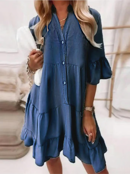 Sommarklänning med volangdetaljer och V-ringning – Lätt denimlook
