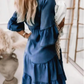 Sommarklänning med volangdetaljer och V-ringning – Lätt denimlook