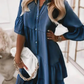 Sommarklänning med volangdetaljer och V-ringning – Lätt denimlook