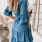 Sommarklänning med volangdetaljer och V-ringning – Lätt denimlook