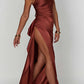 Passar dina kurvor Satin One Shoulder Drape Slit Maxi Dres