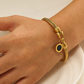 Vintageinspirerat armband med delikat spiralreptextur och hästskospänne