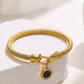 Vintageinspirerat armband med delikat spiralreptextur och hästskospänne