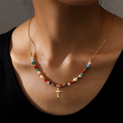 Färgglatt halsband med pärlor och kors