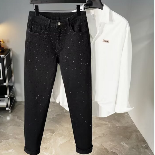 Smalpassade svarta jeans med strassdekorationer