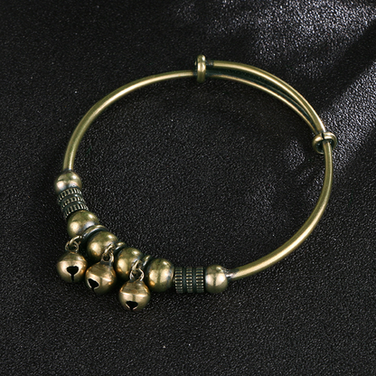 Justerbart armband med klockformad design i push-pull-stil