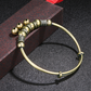 Justerbart armband med klockformad design i push-pull-stil
