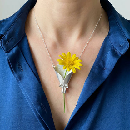 Halsband med blombukett