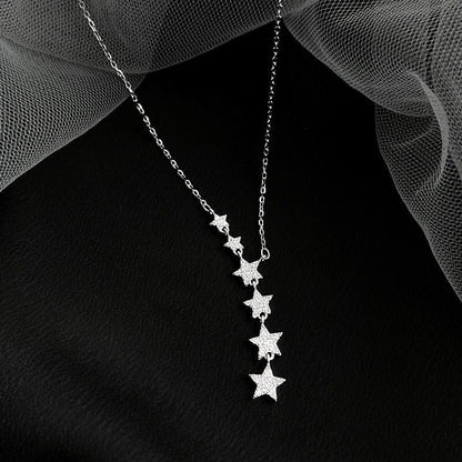 Damhalsband med kaskaderande stjärnor 🌟 Kaskaderande stjärndesign, draperar vackert, inget lås behövs 💫