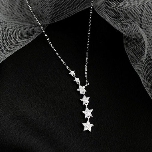 Damhalsband med kaskaderande stjärnor 🌟 Kaskaderande stjärndesign, draperar vackert, inget lås behövs 💫