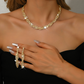 Set med halsband och örhängen med glittrande strass och klorformad kedja för kvinnor