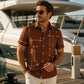 ☀️👔 TIDSBEGRÄNSAT 50% RABATT! Herr Geometriskt Tryck Avslappnad Passform Knappskjorta – Mjuk Sommarkänsla, Rymlig Komfort & Semesterredo Stil ✨