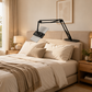 📱 50 % RABATT NU! 🛏️ Magnetiskt sängbord surfplatteställ med dold madrass-bas – handsfree, flervinklad & universell – perfekt för filmtittande och läsning i sängen 🌙