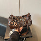 🐆 BEGRÄNSAD TID 50% RABATT! 🤎 Retro Leopardmönstrad Axelväska för Kvinnor – Vintage Crossbody-handväska med Nitaldetaljer ✨